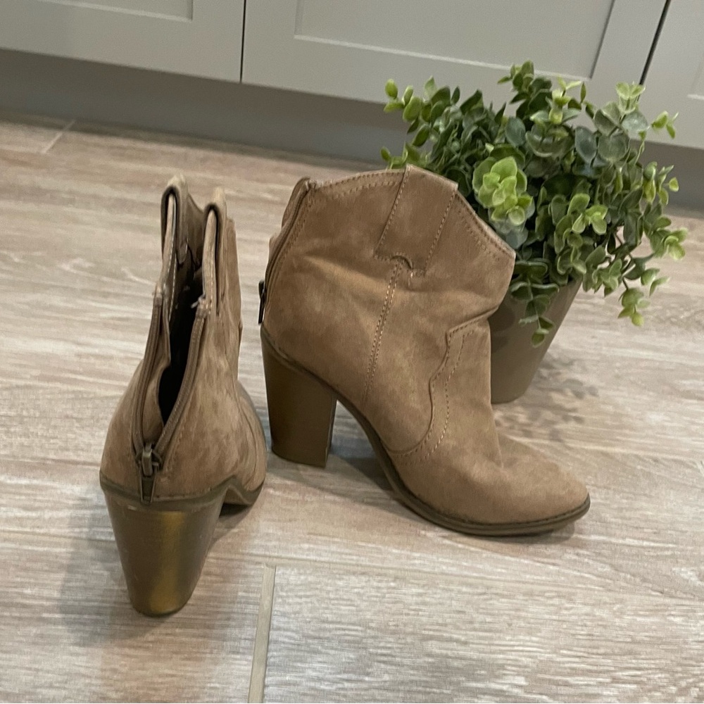 Ankle boots size 6 1/2 woman tan color